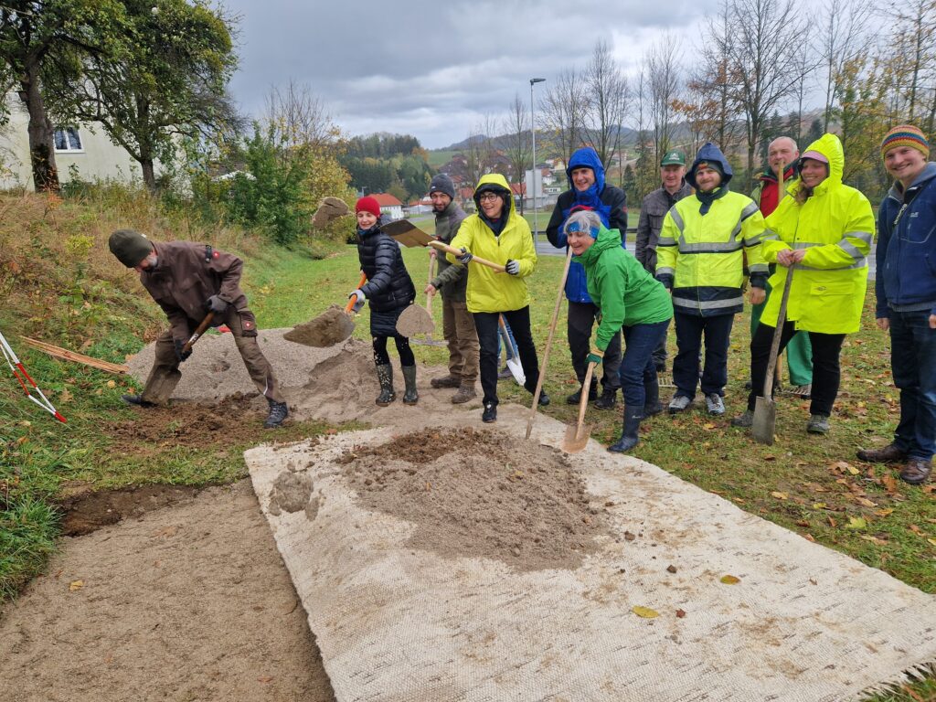 Teilnehmer:innen beim Sand-Schaufeln