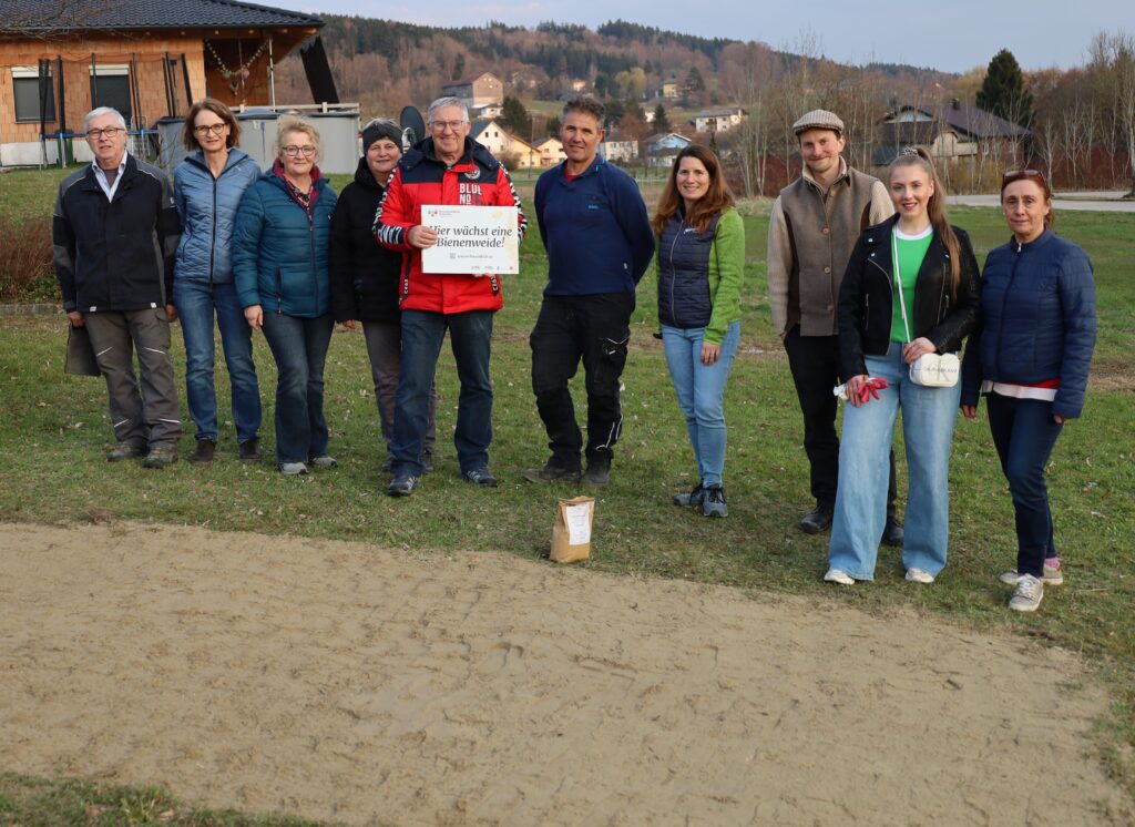Teilnehmer:innen am Blumenwiesenworkshop vor der angelegten Fläche