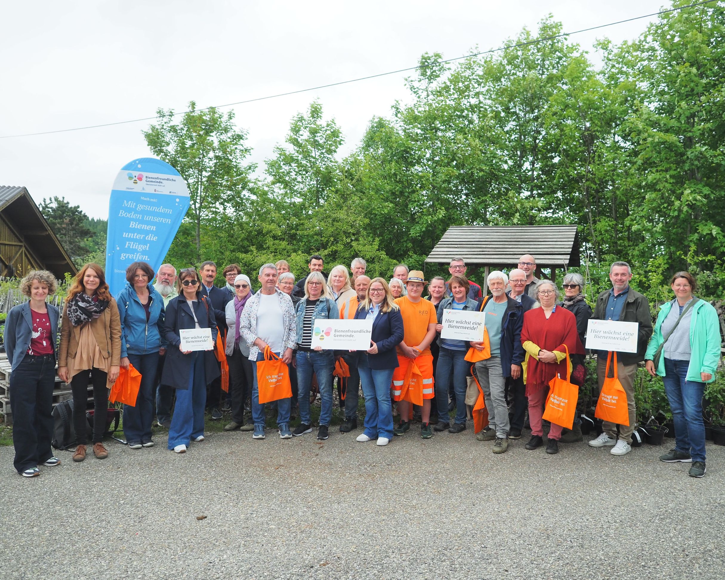 Gruppenfoto am Betrieb - 30 Personen